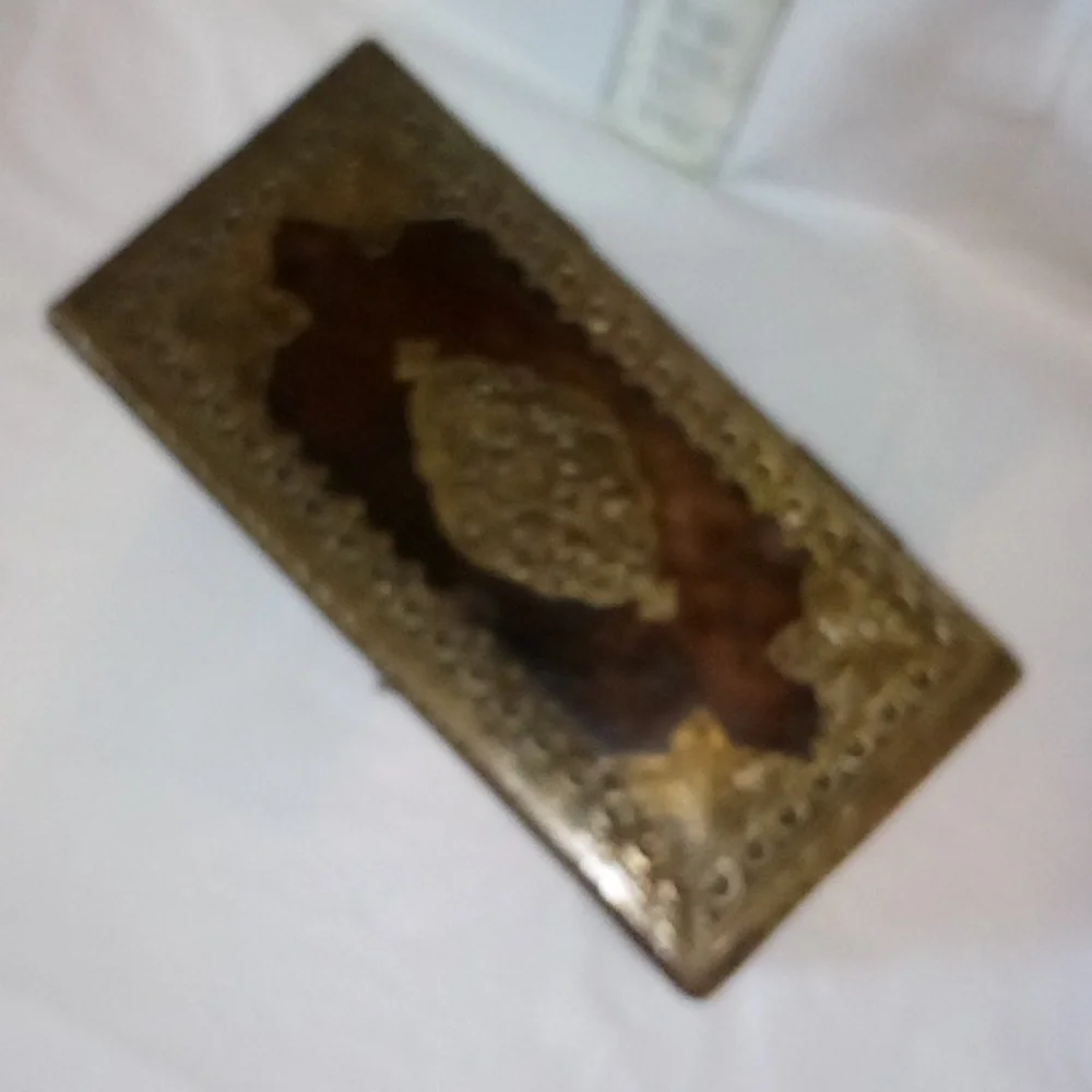 jewelry or trinket Box of ornate brass & hardwood from Cambodia - Picture 3 of 9